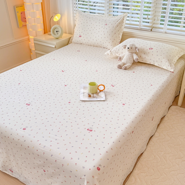 91家纺网 家纺一手货源 找家纺 一诺家居 2025新款A类云感双层纱针织棉印花母婴级裸睡床单三件套 量大可优惠 量大可送货 绯樱