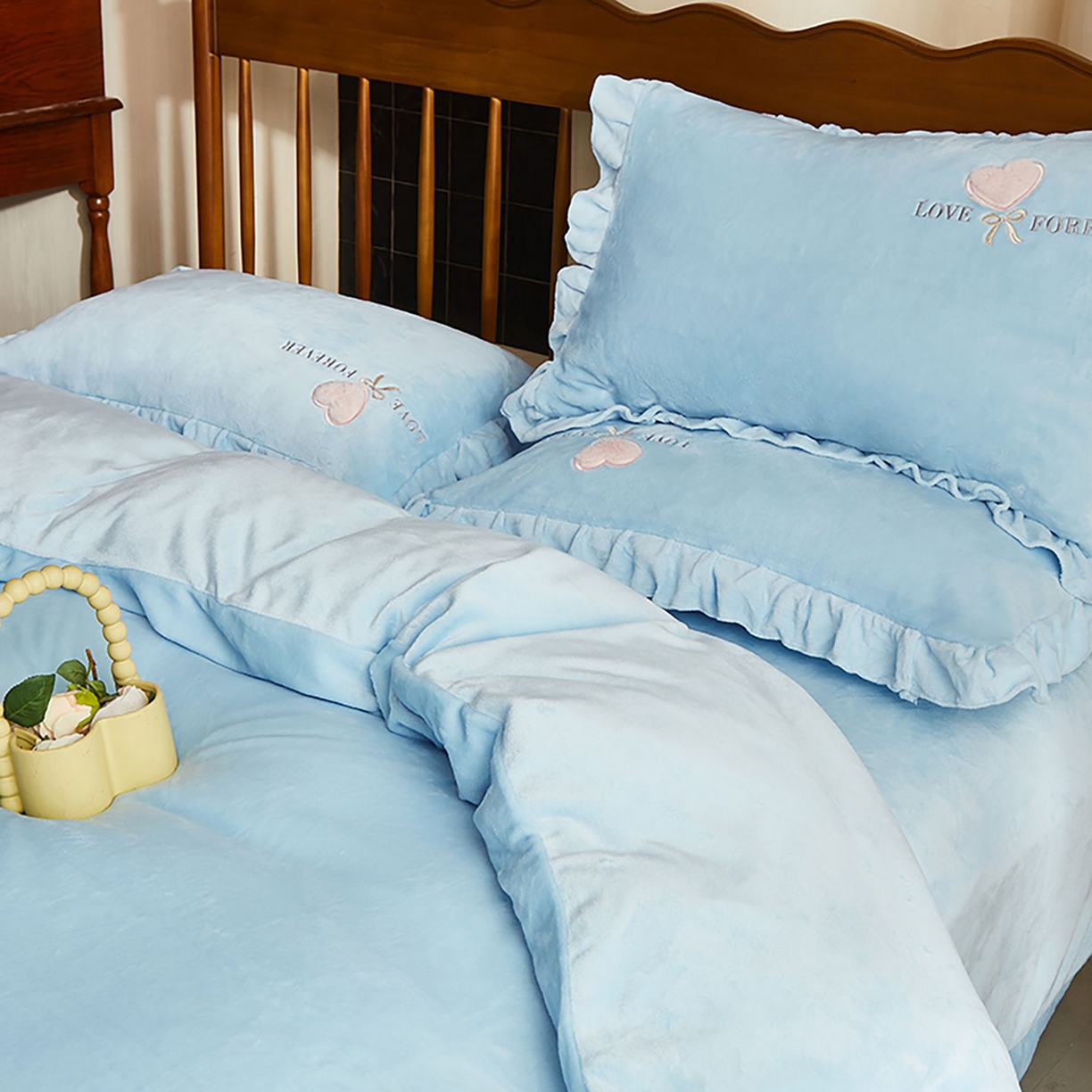 91家纺网 家纺一手货源 找家纺 卡初家居（原微来） 2025新款秋冬A类亲肤牛奶绒刺绣款四件套-暖阁系列（提供买家秀） 暖阁-繁星蓝