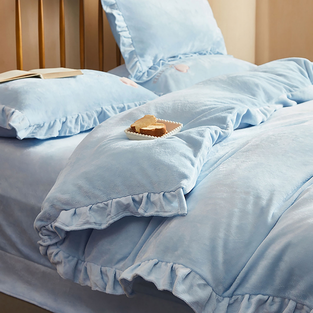 91家纺网 家纺一手货源 找家纺 卡初家居（原微来） 2025新款秋冬A类亲肤牛奶绒刺绣款四件套-暖阁系列（提供买家秀） 暖阁-繁星蓝