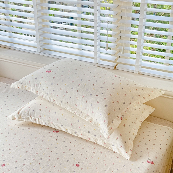 91家纺网 家纺一手货源 找家纺 一诺家居 2025新款A类云感双层纱针织棉印花母婴级裸睡床单三件套 量大可优惠 量大可送货 绯樱