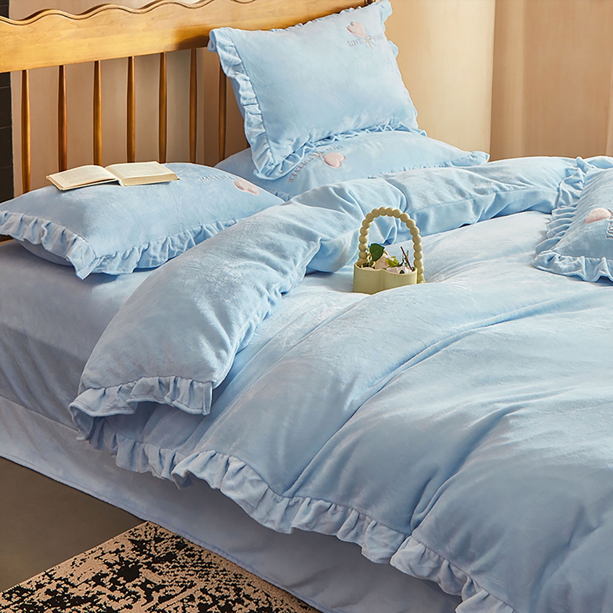 91家纺网 家纺一手货源 找家纺 卡初家居（原微来） 2025新款秋冬A类亲肤牛奶绒刺绣款四件套-暖阁系列（提供买家秀） 暖阁-繁星蓝