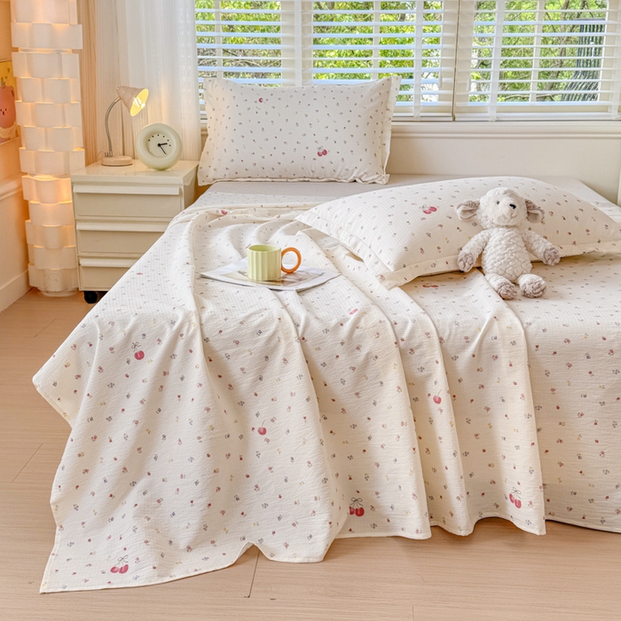 91家纺网 家纺一手货源 找家纺 一诺家居 2025新款A类云感双层纱针织棉印花母婴级裸睡床单三件套 量大可优惠 量大可送货 绯樱