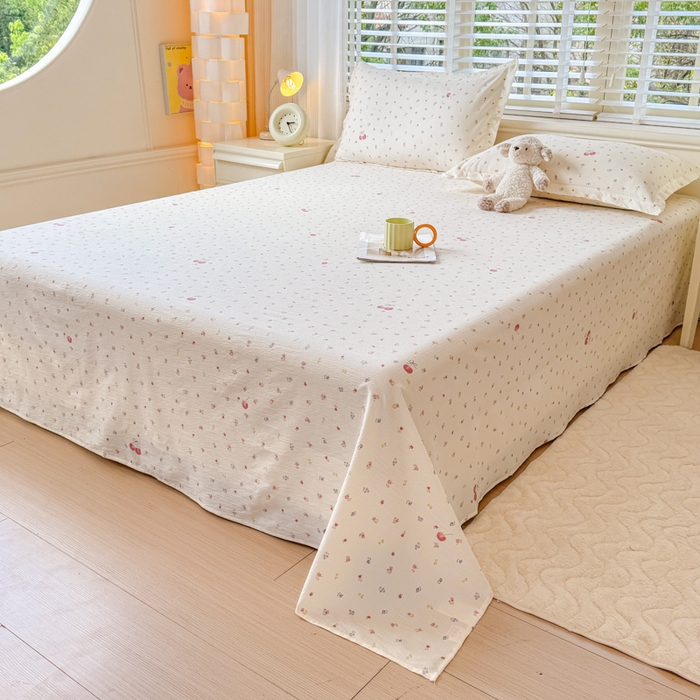 91家纺网 家纺一手货源 找家纺 一诺家居 2025新款A类云感双层纱针织棉印花母婴级裸睡床单三件套 量大可优惠 量大可送货 绯樱