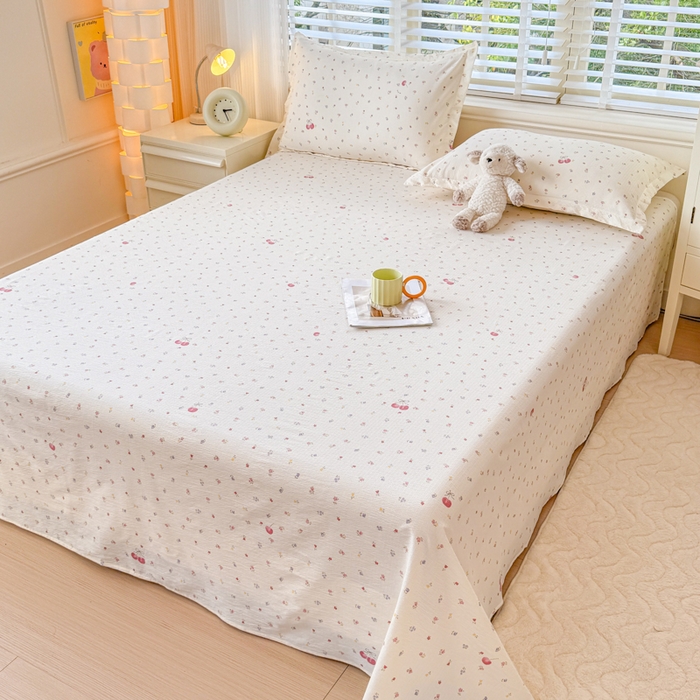 91家纺网 家纺一手货源 找家纺 一诺家居 2025新款A类云感双层纱针织棉印花母婴级裸睡床单三件套 量大可优惠 量大可送货 绯樱