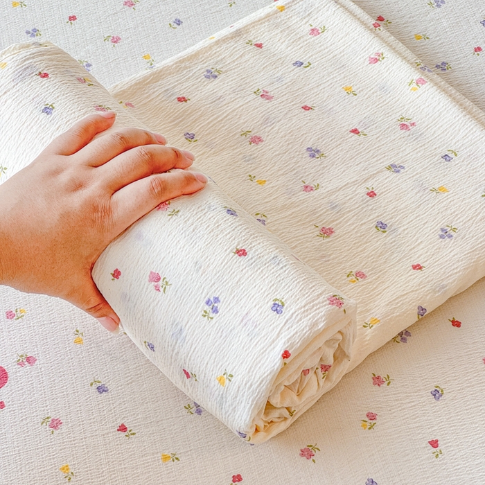 91家纺网 家纺一手货源 找家纺 一诺家居 2025新款A类云感双层纱针织棉印花母婴级裸睡床单三件套 量大可优惠 量大可送货 绯樱