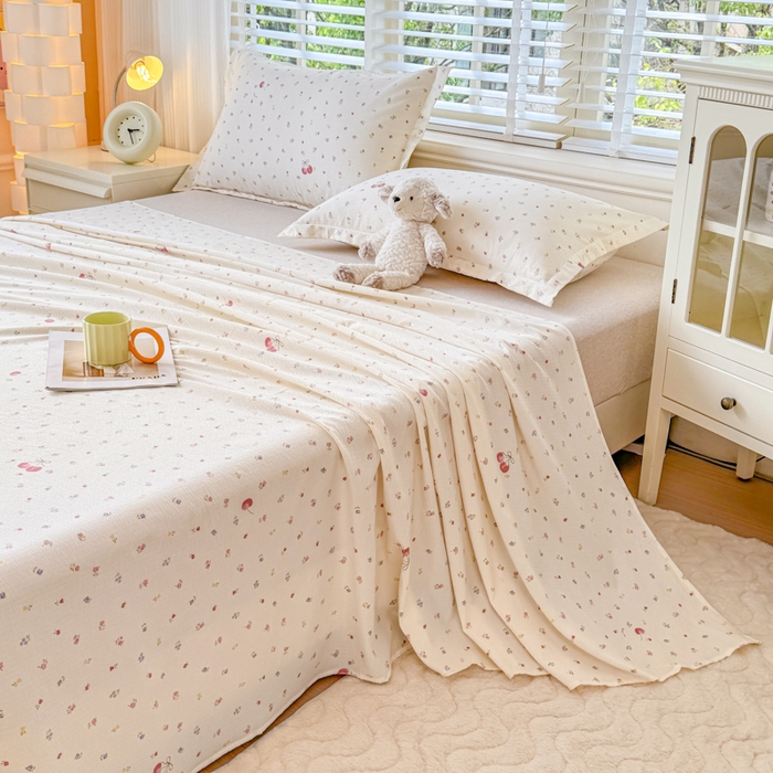 91家纺网 家纺一手货源 找家纺 一诺家居 2025新款A类云感双层纱针织棉印花母婴级裸睡床单三件套 量大可优惠 量大可送货 绯樱