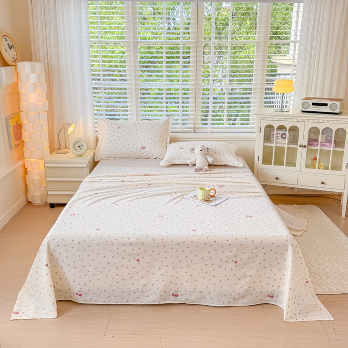 91家纺网 家纺一手货源 找家纺 一诺家居 2025新款A类云感双层纱针织棉印花母婴级裸睡床单三件套 量大可优惠 量大可送货 绯樱