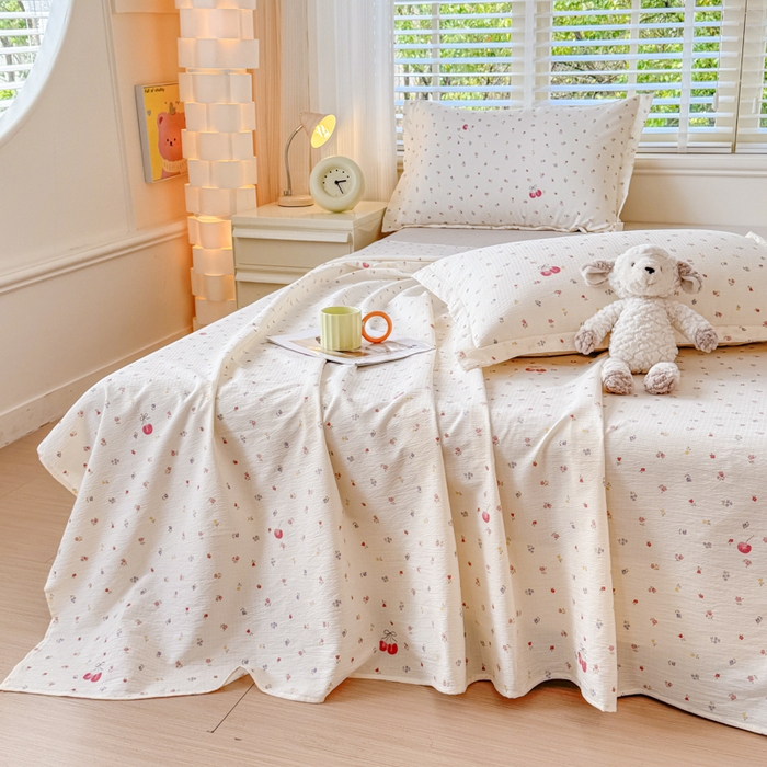 91家纺网 家纺一手货源 找家纺 一诺家居 2025新款A类云感双层纱针织棉印花母婴级裸睡床单三件套 量大可优惠 量大可送货 绯樱