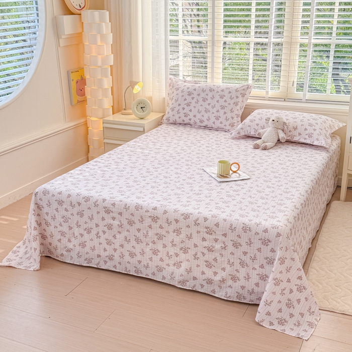 91家纺网 家纺一手货源 找家纺 一诺家居 2025新款A类云感双层纱针织棉印花母婴级裸睡床单三件套 量大可优惠 量大可送货 粉黛