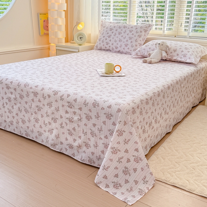 91家纺网 家纺一手货源 找家纺 一诺家居 2025新款A类云感双层纱针织棉印花母婴级裸睡床单三件套 量大可优惠 量大可送货 粉黛