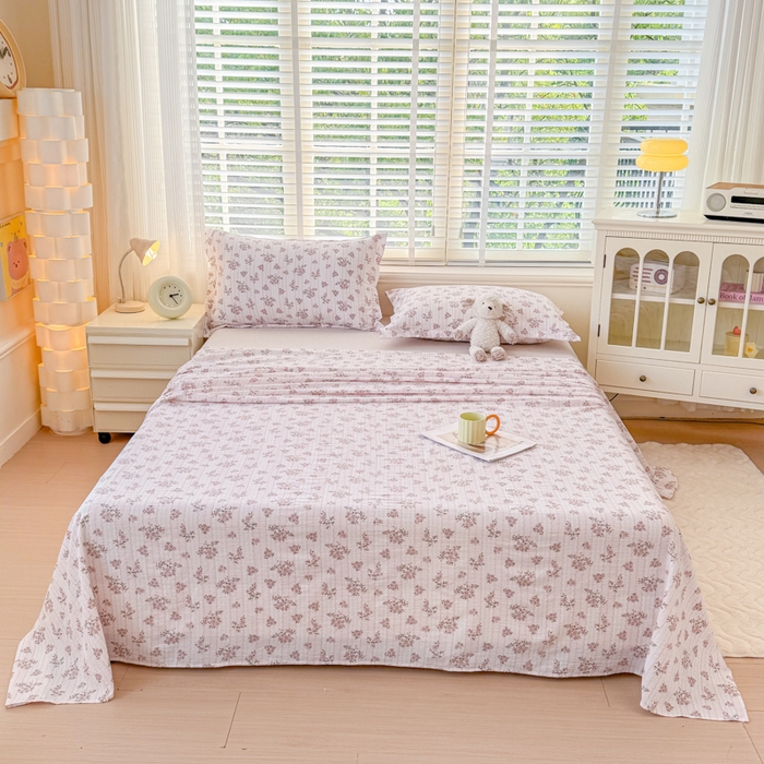 91家纺网 家纺一手货源 找家纺 一诺家居 2025新款A类云感双层纱针织棉印花母婴级裸睡床单三件套 量大可优惠 量大可送货 粉黛