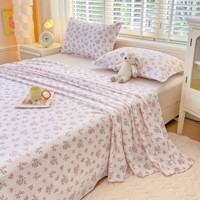 91家纺网 家纺一手货源 找家纺 一诺家居 2025新款A类云感双层纱针织棉印花母婴级裸睡床单三件套 量大可优惠 量大可送货 粉黛