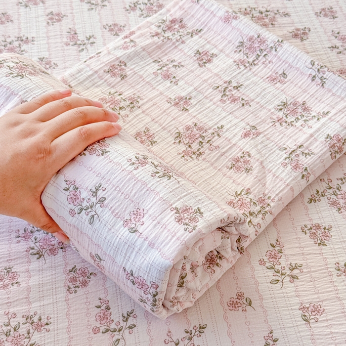 91家纺网 家纺一手货源 找家纺 一诺家居 2025新款A类云感双层纱针织棉印花母婴级裸睡床单三件套 量大可优惠 量大可送货 粉黛