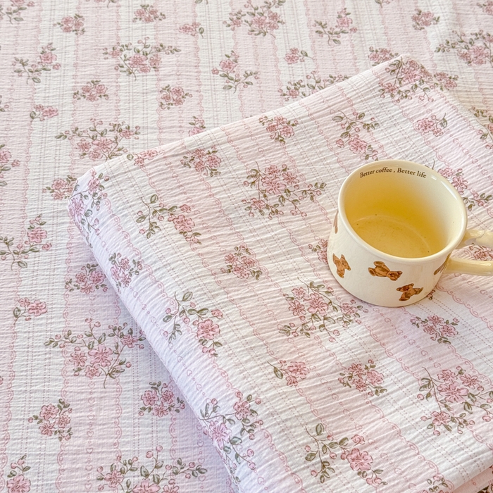 91家纺网 家纺一手货源 找家纺 一诺家居 2025新款A类云感双层纱针织棉印花母婴级裸睡床单三件套 量大可优惠 量大可送货 粉黛