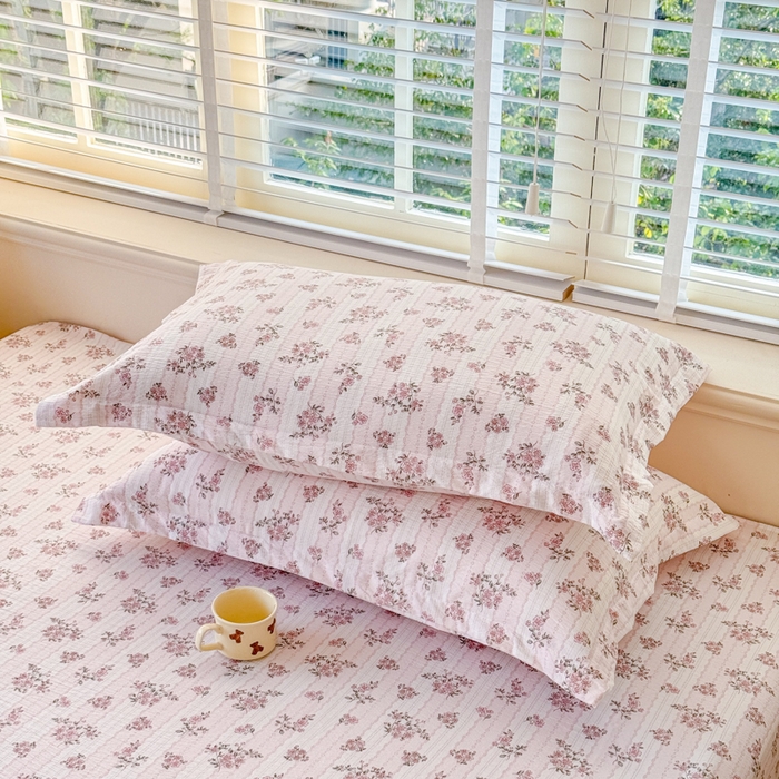 91家纺网 家纺一手货源 找家纺 一诺家居 2025新款A类云感双层纱针织棉印花母婴级裸睡床单三件套 量大可优惠 量大可送货 粉黛