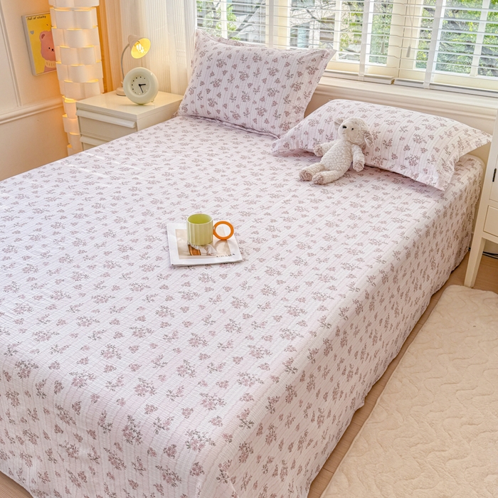 91家纺网 家纺一手货源 找家纺 一诺家居 2025新款A类云感双层纱针织棉印花母婴级裸睡床单三件套 量大可优惠 量大可送货 粉黛