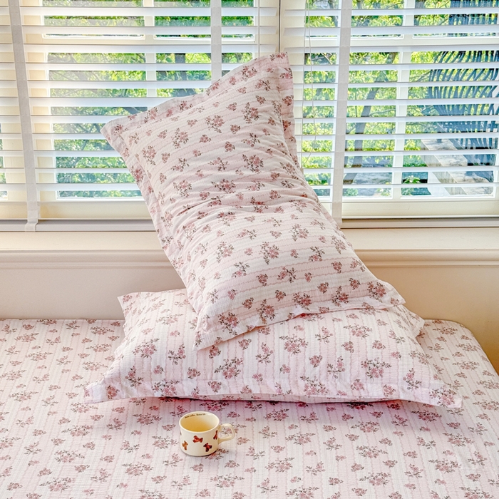 91家纺网 家纺一手货源 找家纺 一诺家居 2025新款A类云感双层纱针织棉印花母婴级裸睡床单三件套 量大可优惠 量大可送货 粉黛