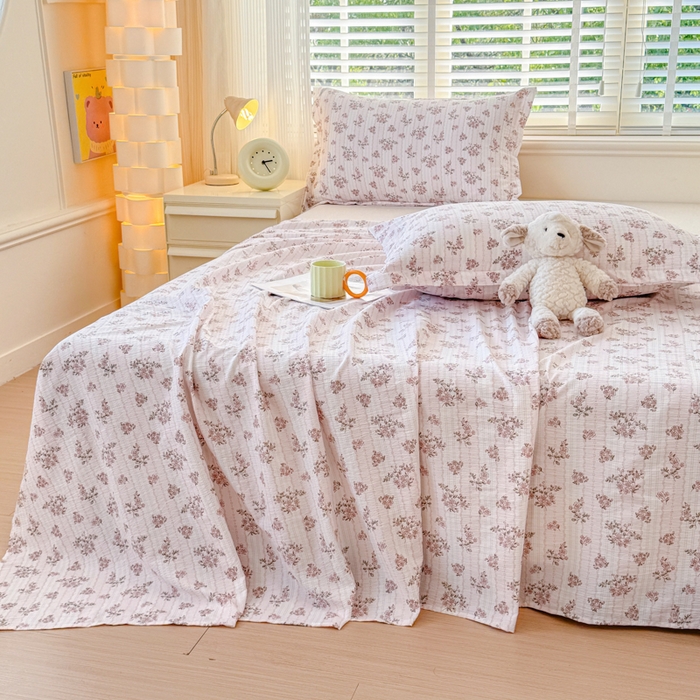 91家纺网 家纺一手货源 找家纺 一诺家居 2025新款A类云感双层纱针织棉印花母婴级裸睡床单三件套 量大可优惠 量大可送货 粉黛