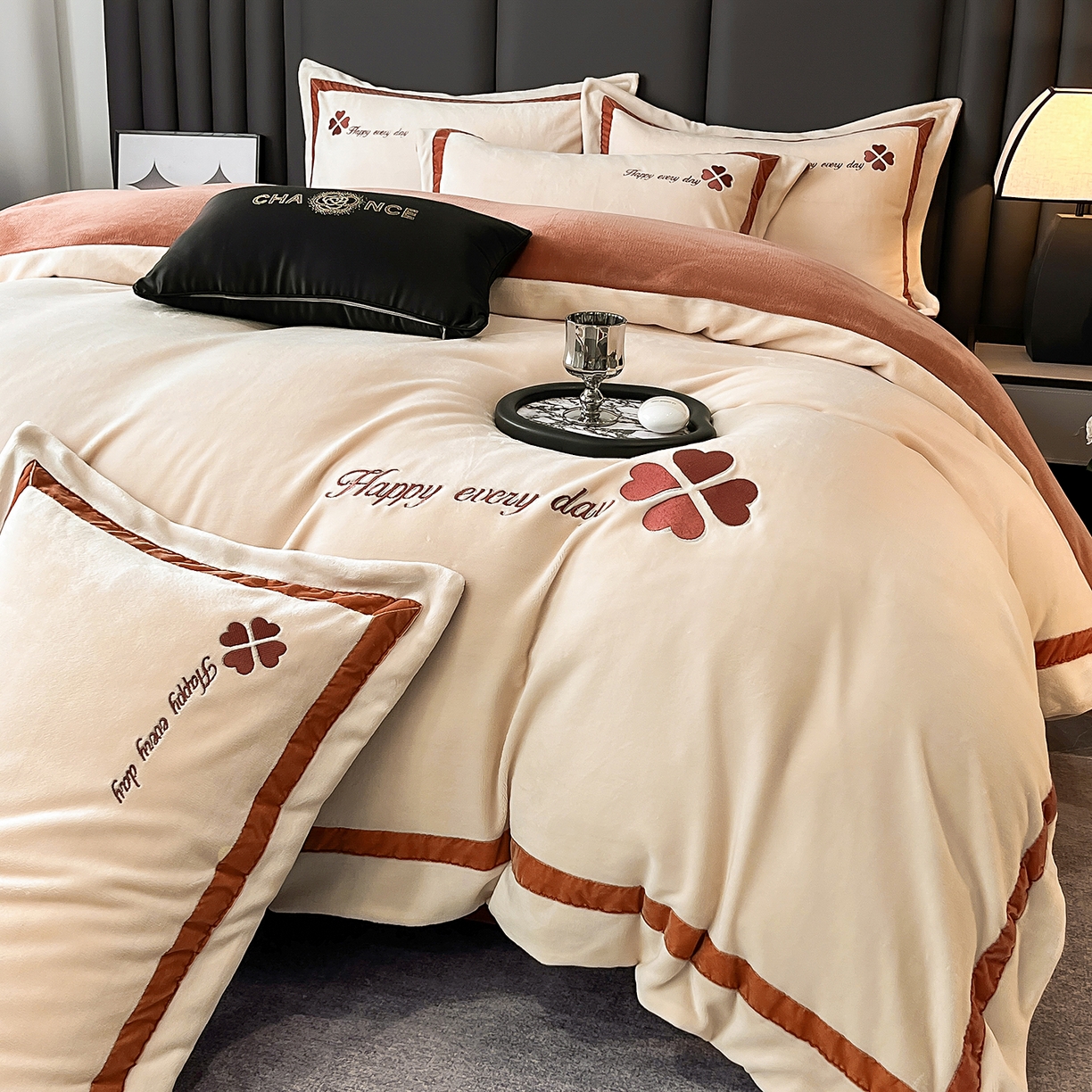 91家纺网 家纺一手货源 找家纺 （总）妮恒美家纺 2025新款牛奶绒刺绣四件套-简爱系列