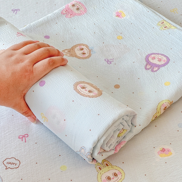 91家纺网 家纺一手货源 找家纺 一诺家居 2025新款A类云感双层纱针织棉印花母婴级裸睡床单三件套 量大可优惠 量大可送货 海盐耶耶