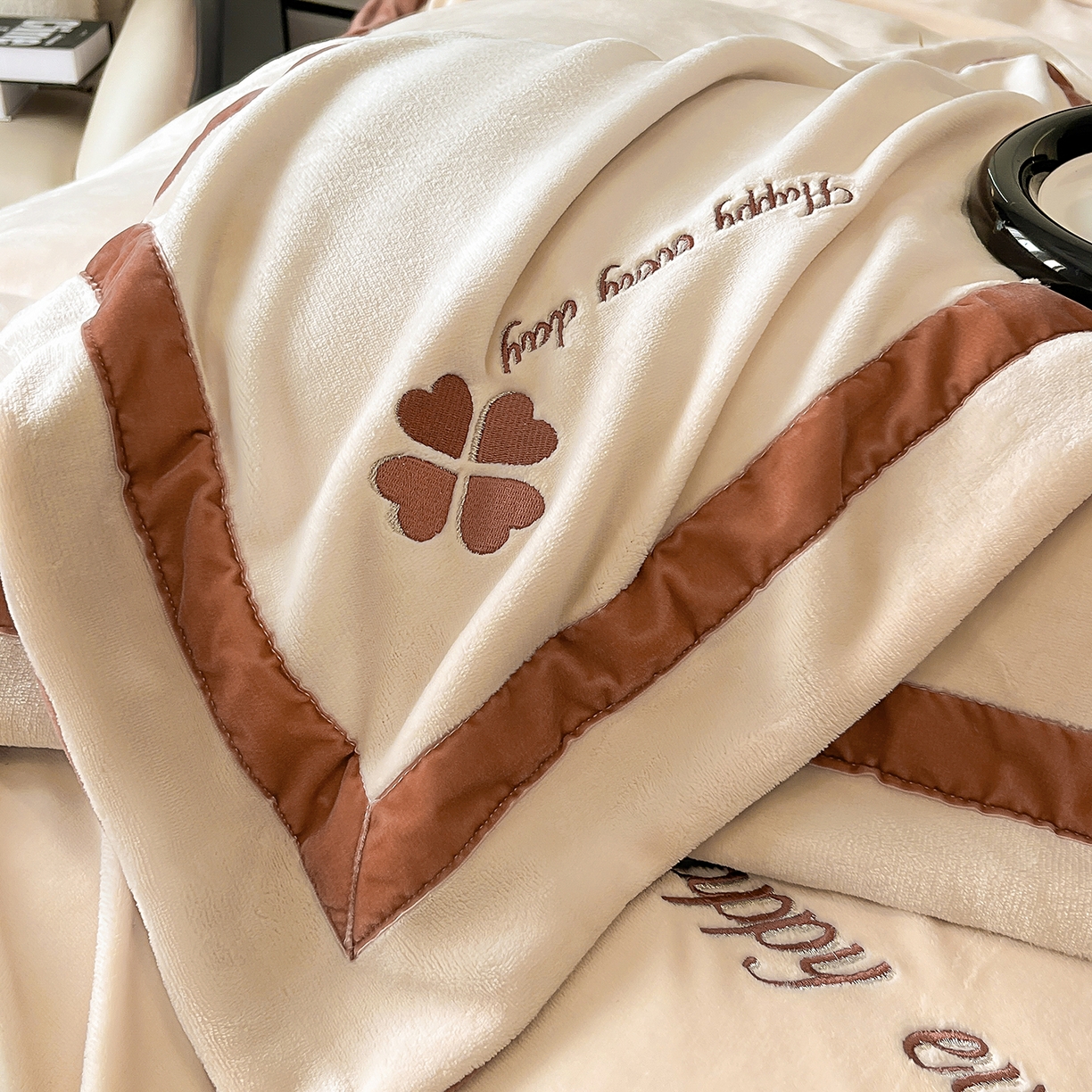 91家纺网 家纺一手货源 找家纺 （总）妮恒美家纺 2025新款牛奶绒刺绣四件套-简爱系列