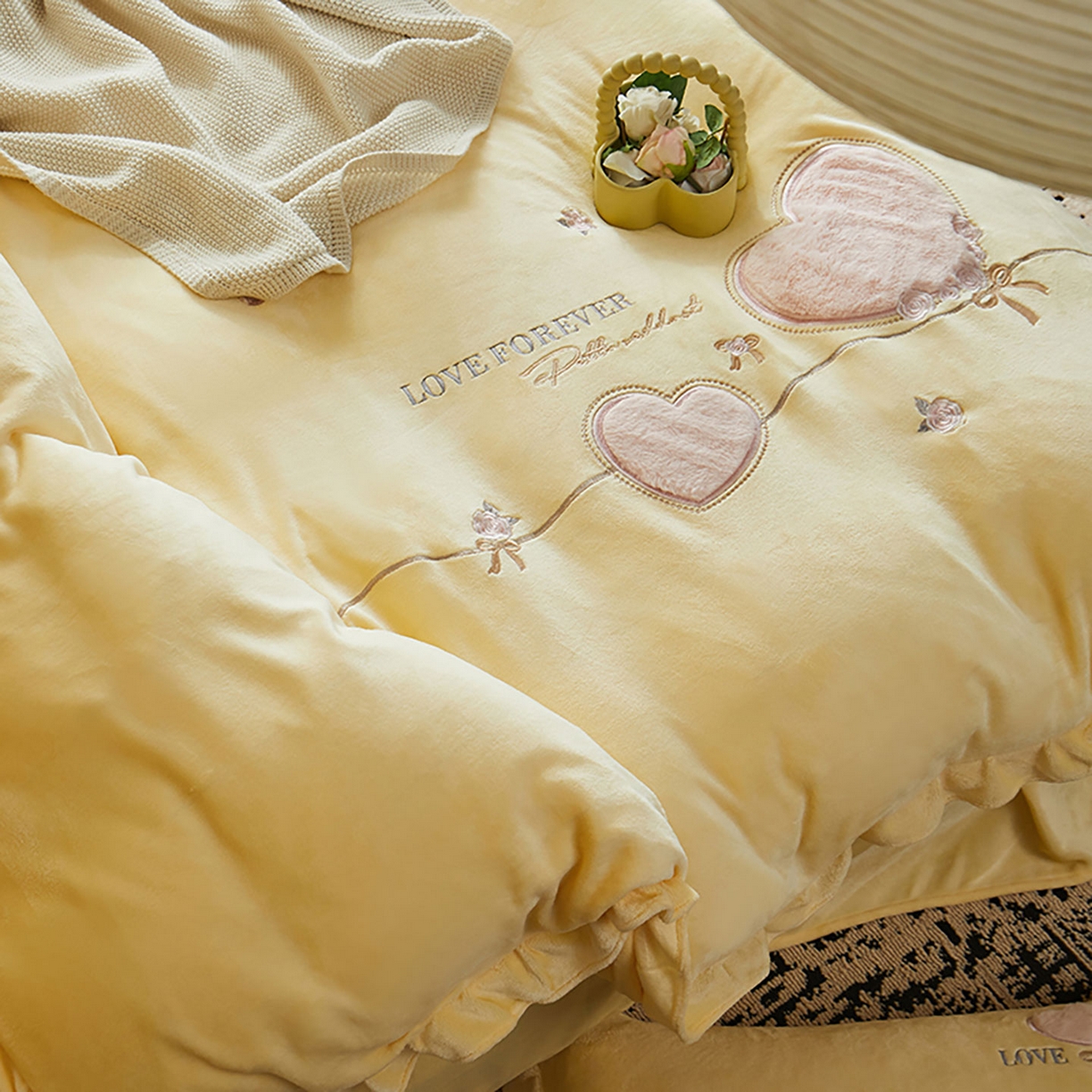 91家纺网 家纺一手货源 找家纺 卡初家居（原微来） 2025新款秋冬A类亲肤牛奶绒刺绣款四件套-暖阁系列（提供买家秀） 暖阁-奶油黄