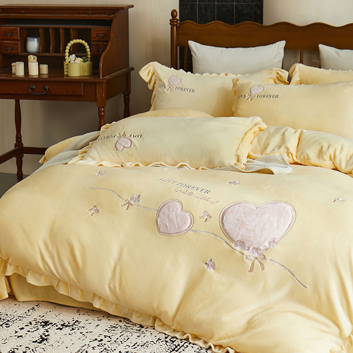 91家纺网 家纺一手货源 找家纺 卡初家居（原微来） 2025新款秋冬A类亲肤牛奶绒刺绣款四件套-暖阁系列（提供买家秀） 暖阁-奶油黄