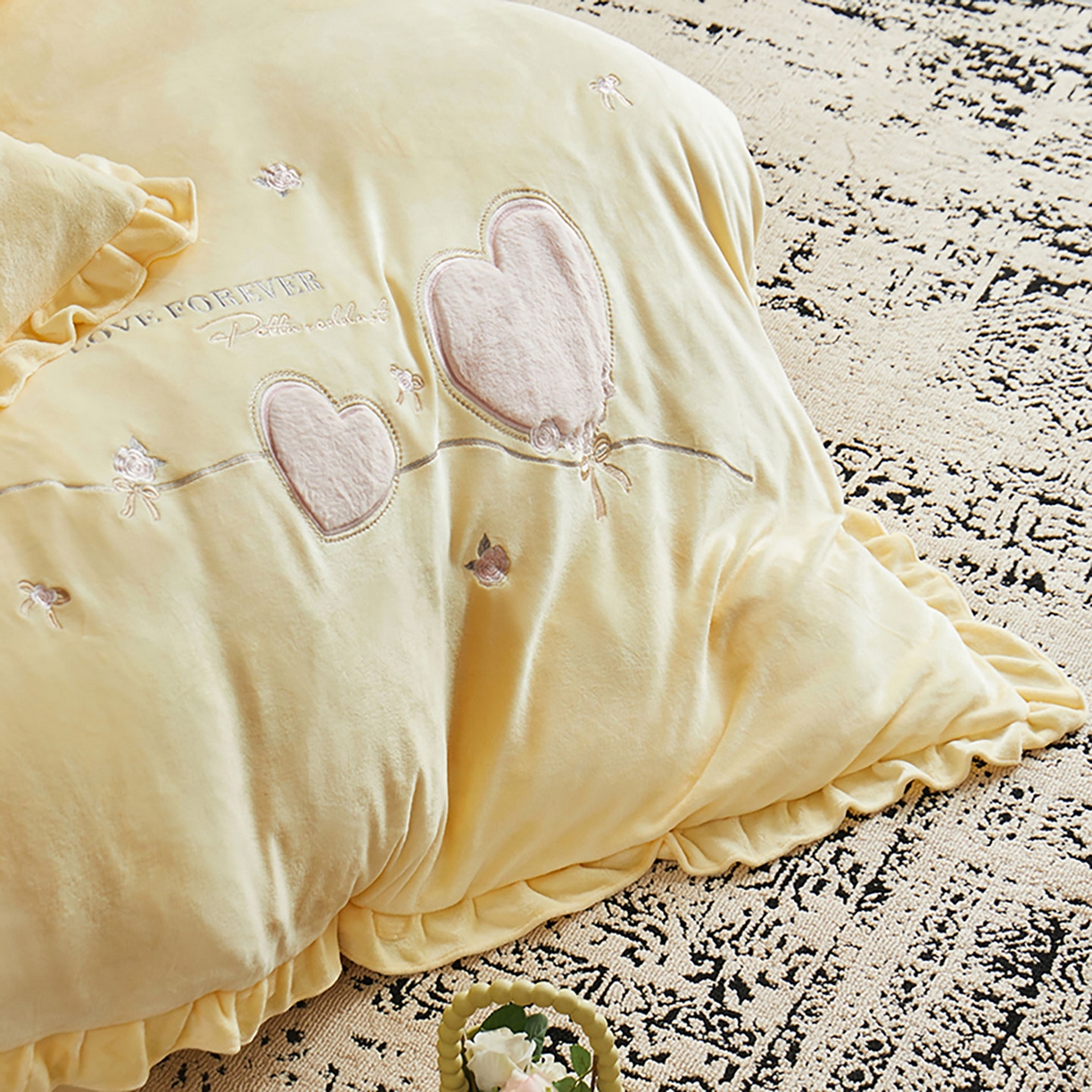 91家纺网 家纺一手货源 找家纺 卡初家居（原微来） 2025新款秋冬A类亲肤牛奶绒刺绣款四件套-暖阁系列（提供买家秀） 暖阁-奶油黄