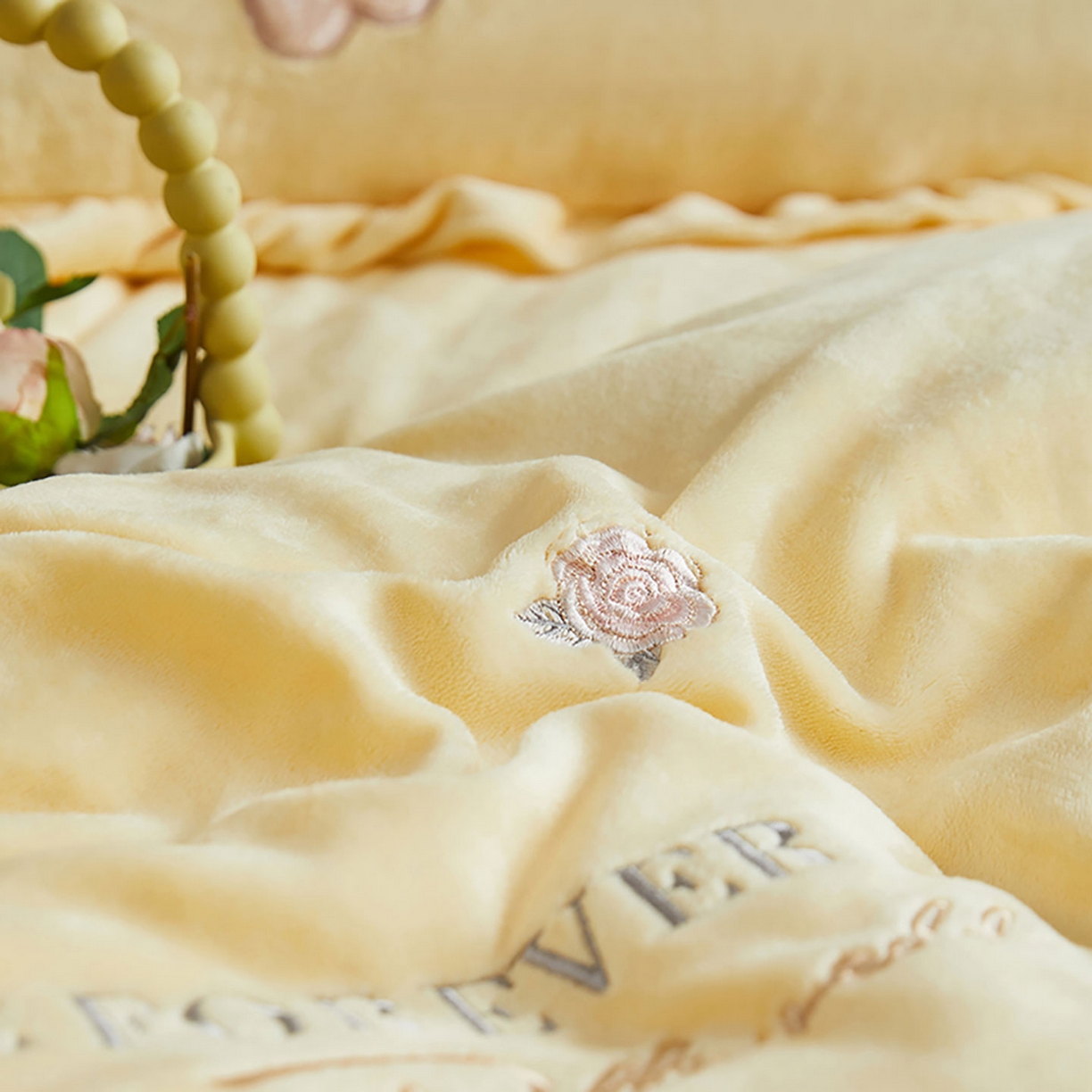 91家纺网 家纺一手货源 找家纺 卡初家居（原微来） 2025新款秋冬A类亲肤牛奶绒刺绣款四件套-暖阁系列（提供买家秀） 暖阁-奶油黄