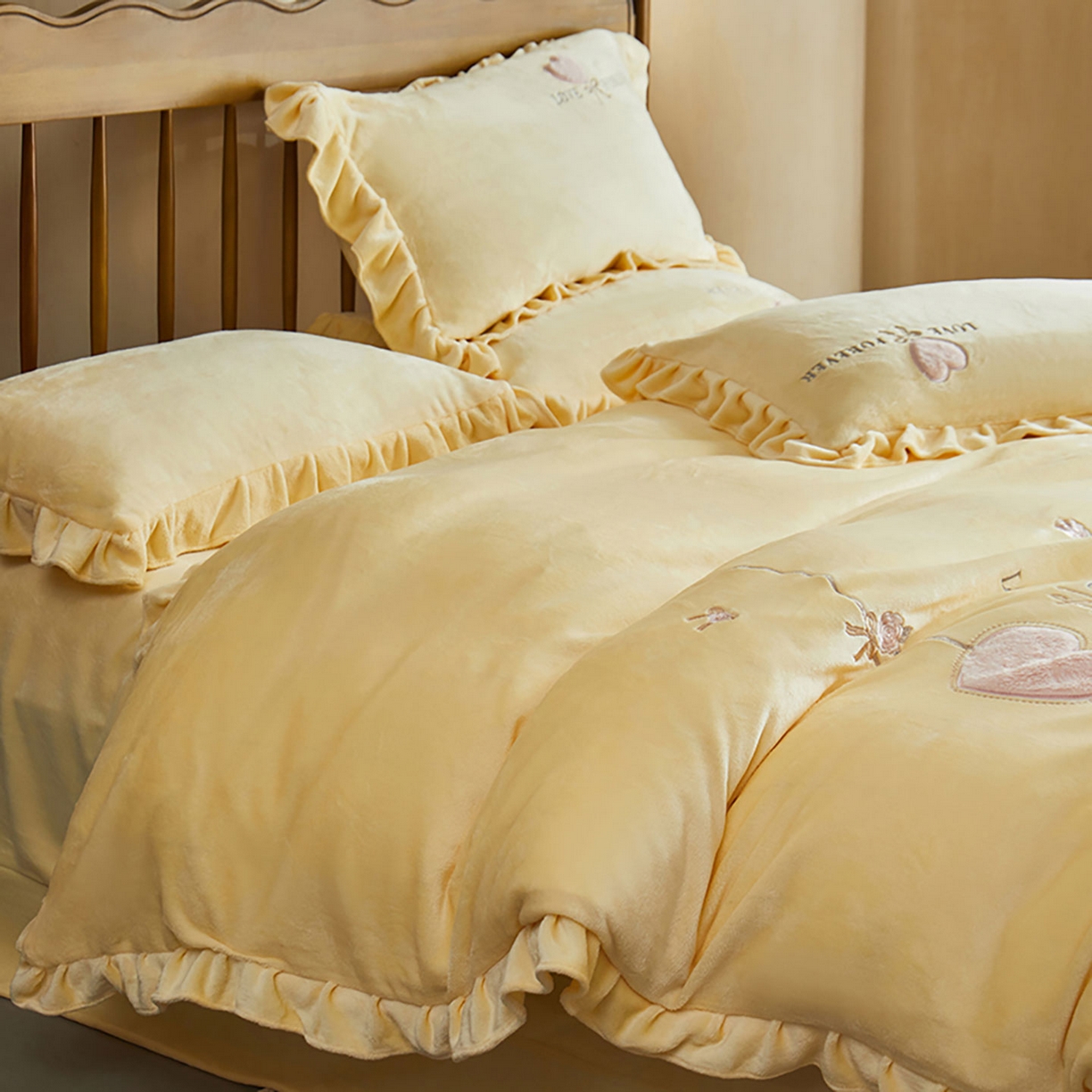 91家纺网 家纺一手货源 找家纺 卡初家居（原微来） 2025新款秋冬A类亲肤牛奶绒刺绣款四件套-暖阁系列（提供买家秀） 暖阁-奶油黄
