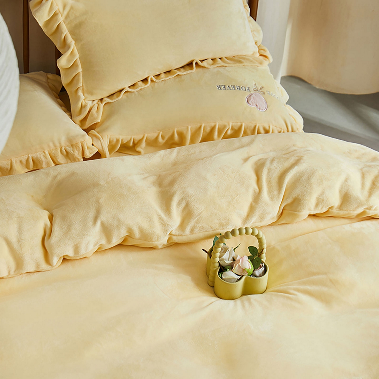 91家纺网 家纺一手货源 找家纺 卡初家居（原微来） 2025新款秋冬A类亲肤牛奶绒刺绣款四件套-暖阁系列（提供买家秀） 暖阁-奶油黄
