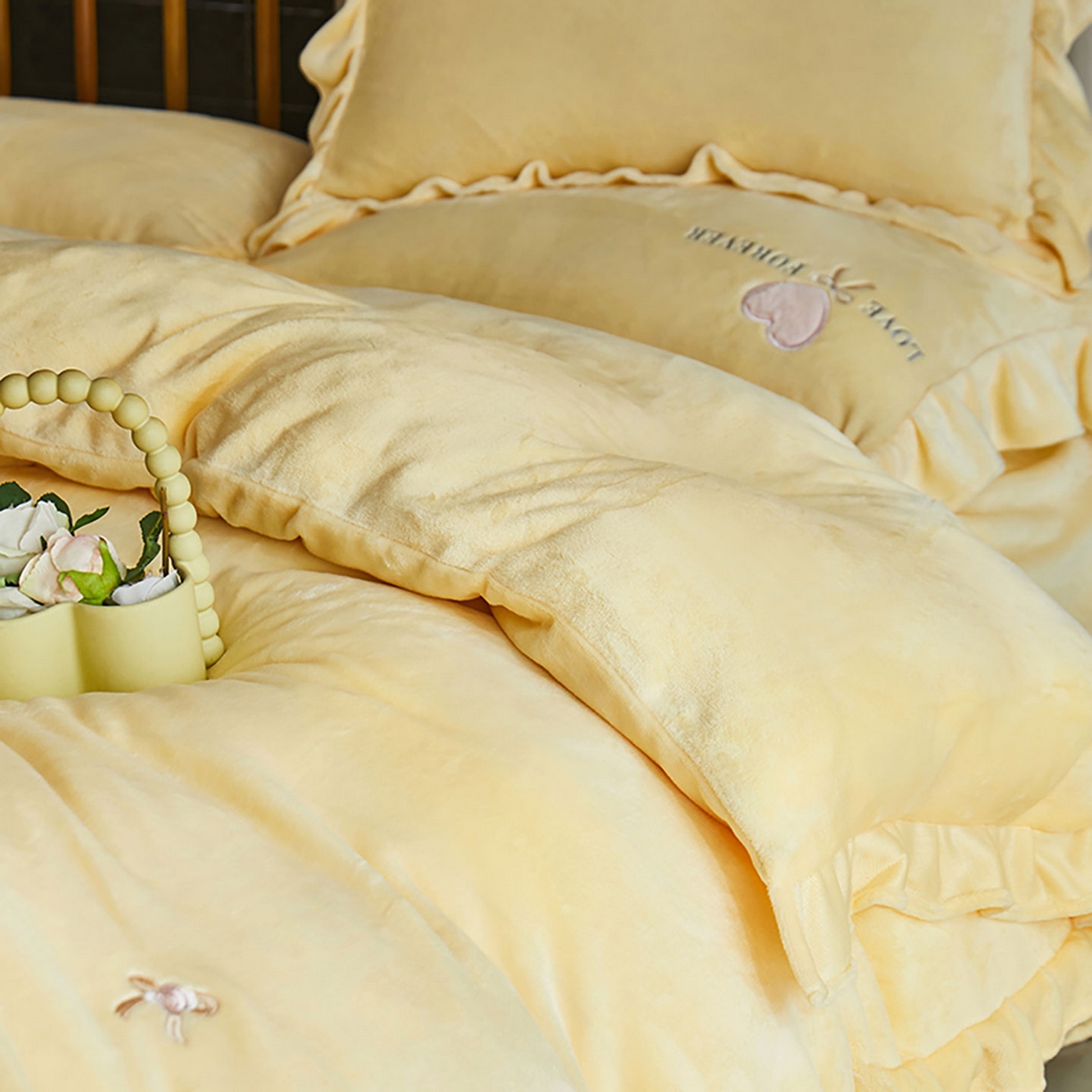 91家纺网 家纺一手货源 找家纺 卡初家居（原微来） 2025新款秋冬A类亲肤牛奶绒刺绣款四件套-暖阁系列（提供买家秀） 暖阁-奶油黄