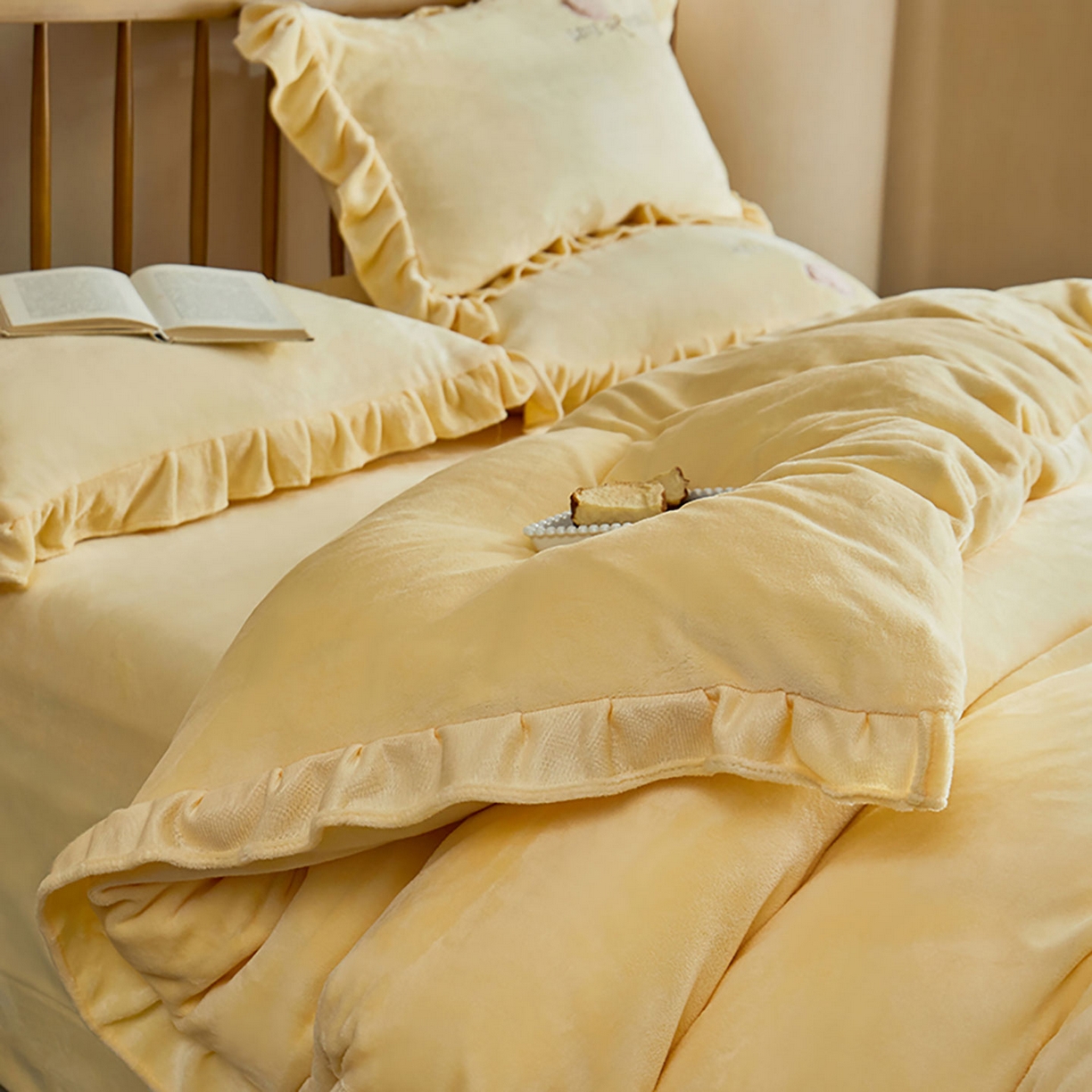 91家纺网 家纺一手货源 找家纺 卡初家居（原微来） 2025新款秋冬A类亲肤牛奶绒刺绣款四件套-暖阁系列（提供买家秀） 暖阁-奶油黄