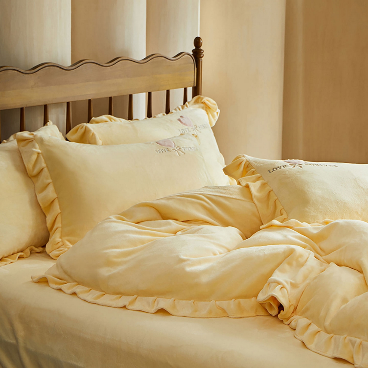 91家纺网 家纺一手货源 找家纺 卡初家居（原微来） 2025新款秋冬A类亲肤牛奶绒刺绣款四件套-暖阁系列（提供买家秀） 暖阁-奶油黄
