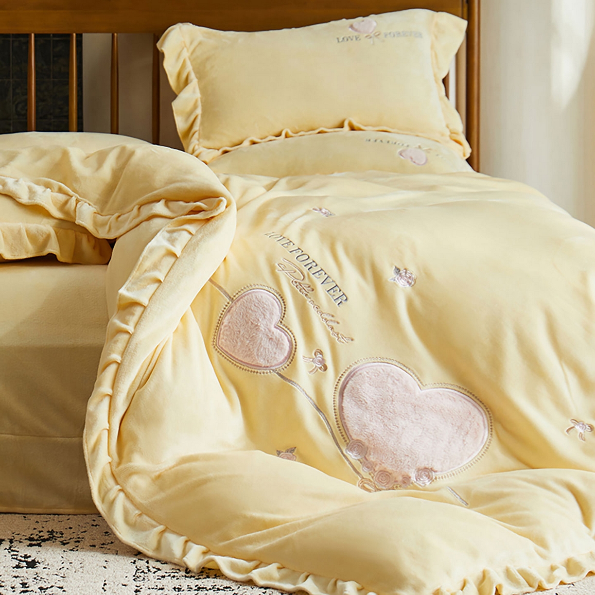 91家纺网 家纺一手货源 找家纺 卡初家居（原微来） 2025新款秋冬A类亲肤牛奶绒刺绣款四件套-暖阁系列（提供买家秀） 暖阁-奶油黄