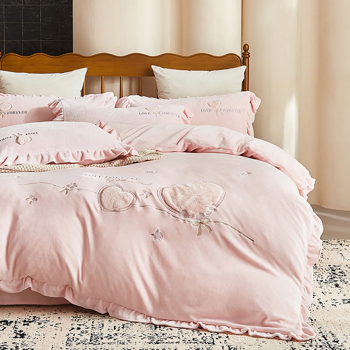 91家纺网 家纺一手货源 找家纺 卡初家居（原微来） 2025新款秋冬A类亲肤牛奶绒刺绣款四件套-暖阁系列（提供买家秀） 暖阁-轻奢粉