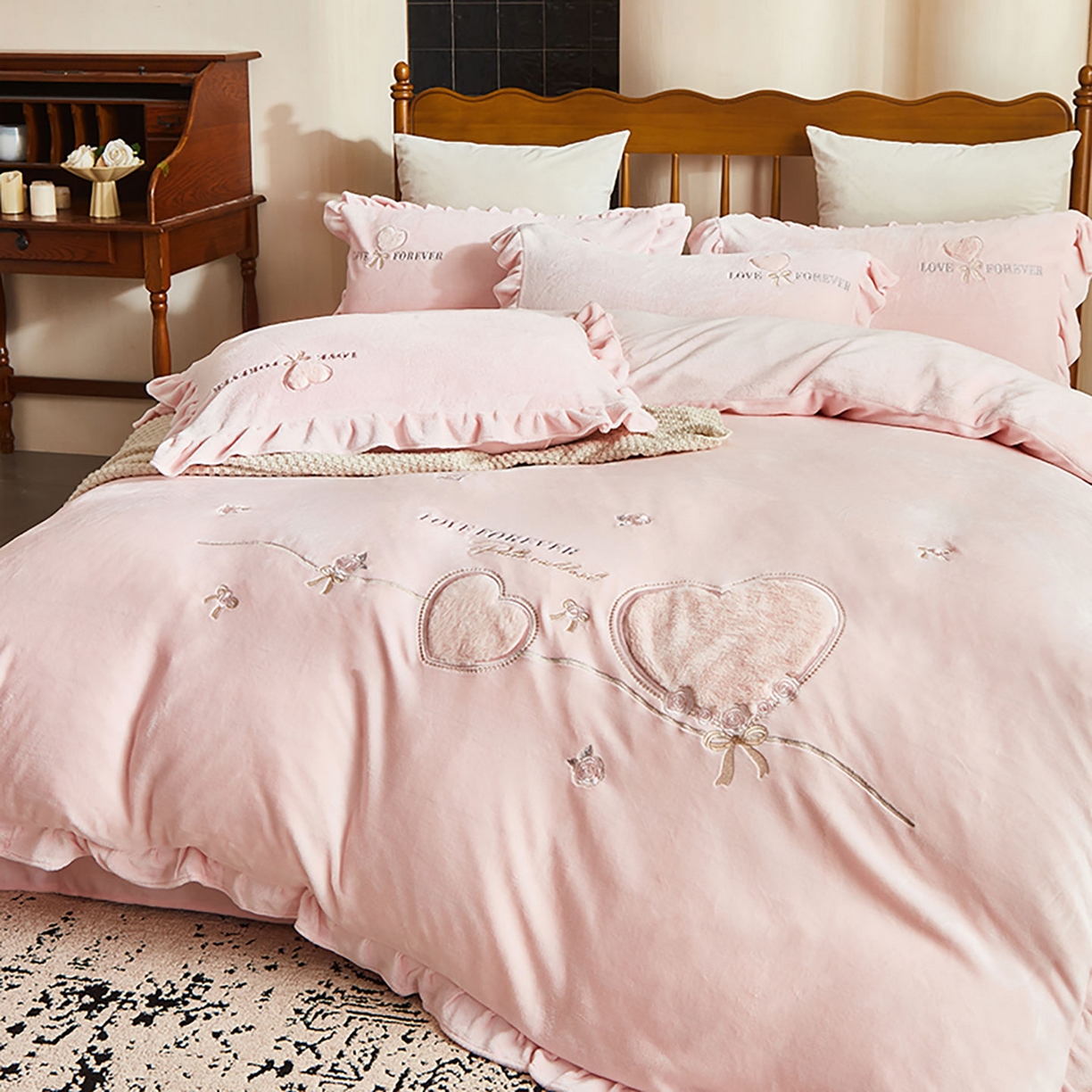 91家纺网 家纺一手货源 找家纺 卡初家居（原微来） 2025新款秋冬A类亲肤牛奶绒刺绣款四件套-暖阁系列（提供买家秀） 暖阁-轻奢粉