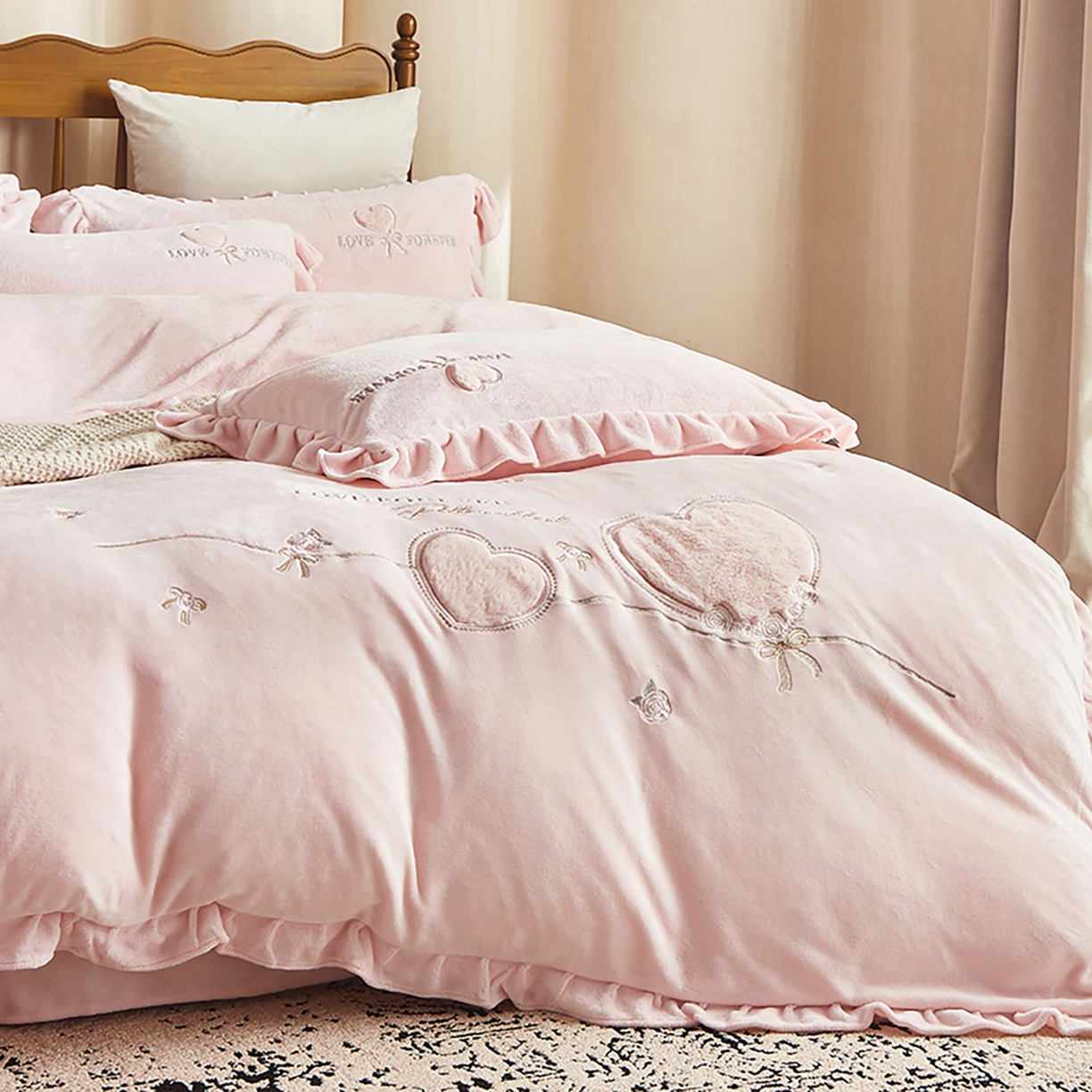 91家纺网 家纺一手货源 找家纺 卡初家居（原微来） 2025新款秋冬A类亲肤牛奶绒刺绣款四件套-暖阁系列（提供买家秀） 暖阁-轻奢粉