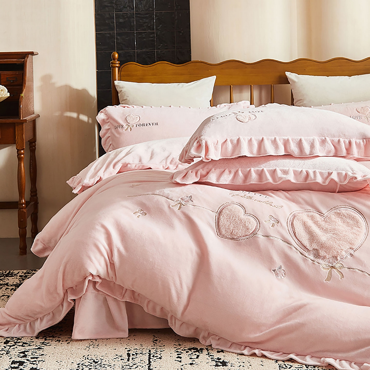 91家纺网 家纺一手货源 找家纺 卡初家居（原微来） 2025新款秋冬A类亲肤牛奶绒刺绣款四件套-暖阁系列（提供买家秀） 暖阁-轻奢粉