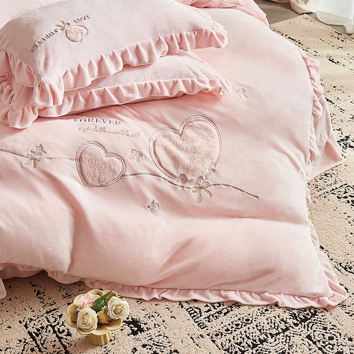 91家纺网 家纺一手货源 找家纺 卡初家居（原微来） 2025新款秋冬A类亲肤牛奶绒刺绣款四件套-暖阁系列（提供买家秀） 暖阁-轻奢粉