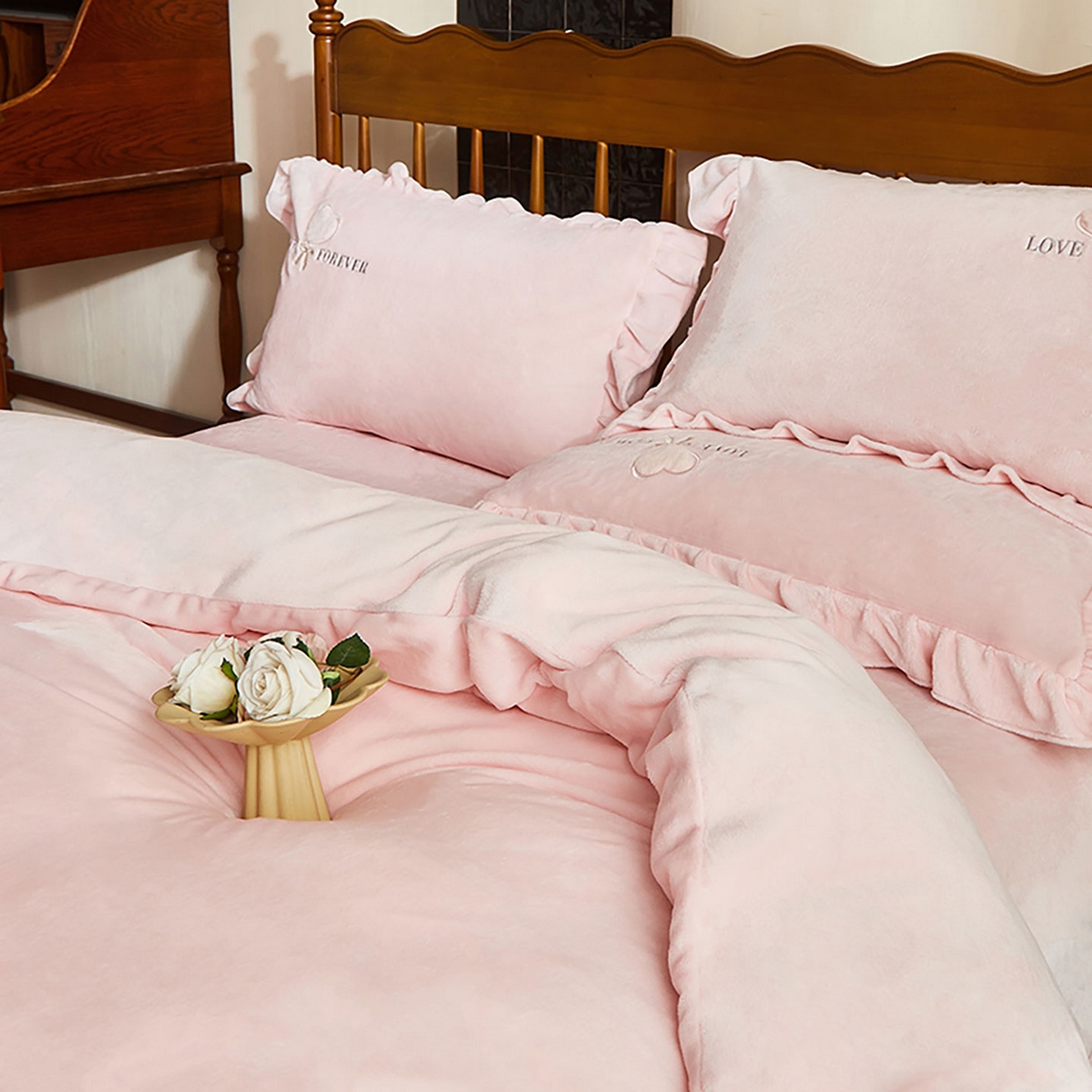 91家纺网 家纺一手货源 找家纺 卡初家居（原微来） 2025新款秋冬A类亲肤牛奶绒刺绣款四件套-暖阁系列（提供买家秀） 暖阁-轻奢粉