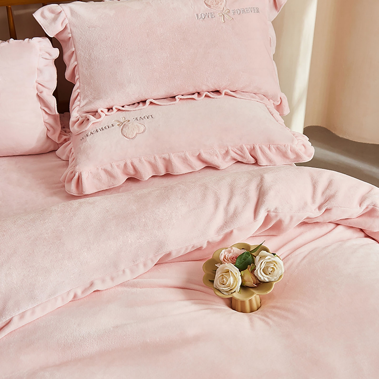 91家纺网 家纺一手货源 找家纺 卡初家居（原微来） 2025新款秋冬A类亲肤牛奶绒刺绣款四件套-暖阁系列（提供买家秀） 暖阁-轻奢粉