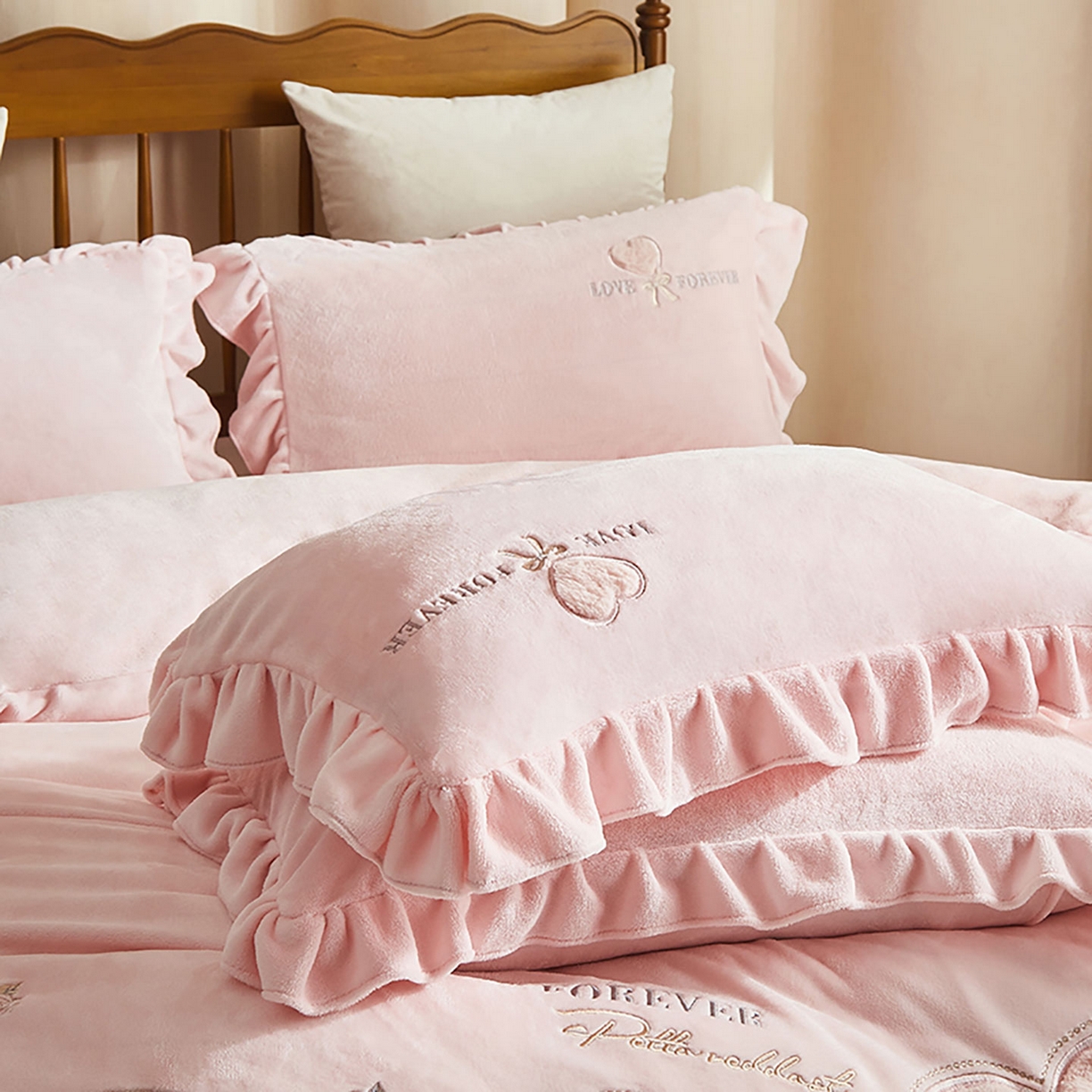 91家纺网 家纺一手货源 找家纺 卡初家居（原微来） 2025新款秋冬A类亲肤牛奶绒刺绣款四件套-暖阁系列（提供买家秀） 暖阁-轻奢粉