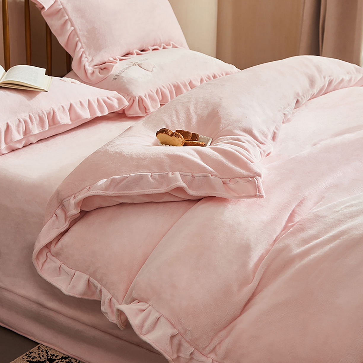 91家纺网 家纺一手货源 找家纺 卡初家居（原微来） 2025新款秋冬A类亲肤牛奶绒刺绣款四件套-暖阁系列（提供买家秀） 暖阁-轻奢粉