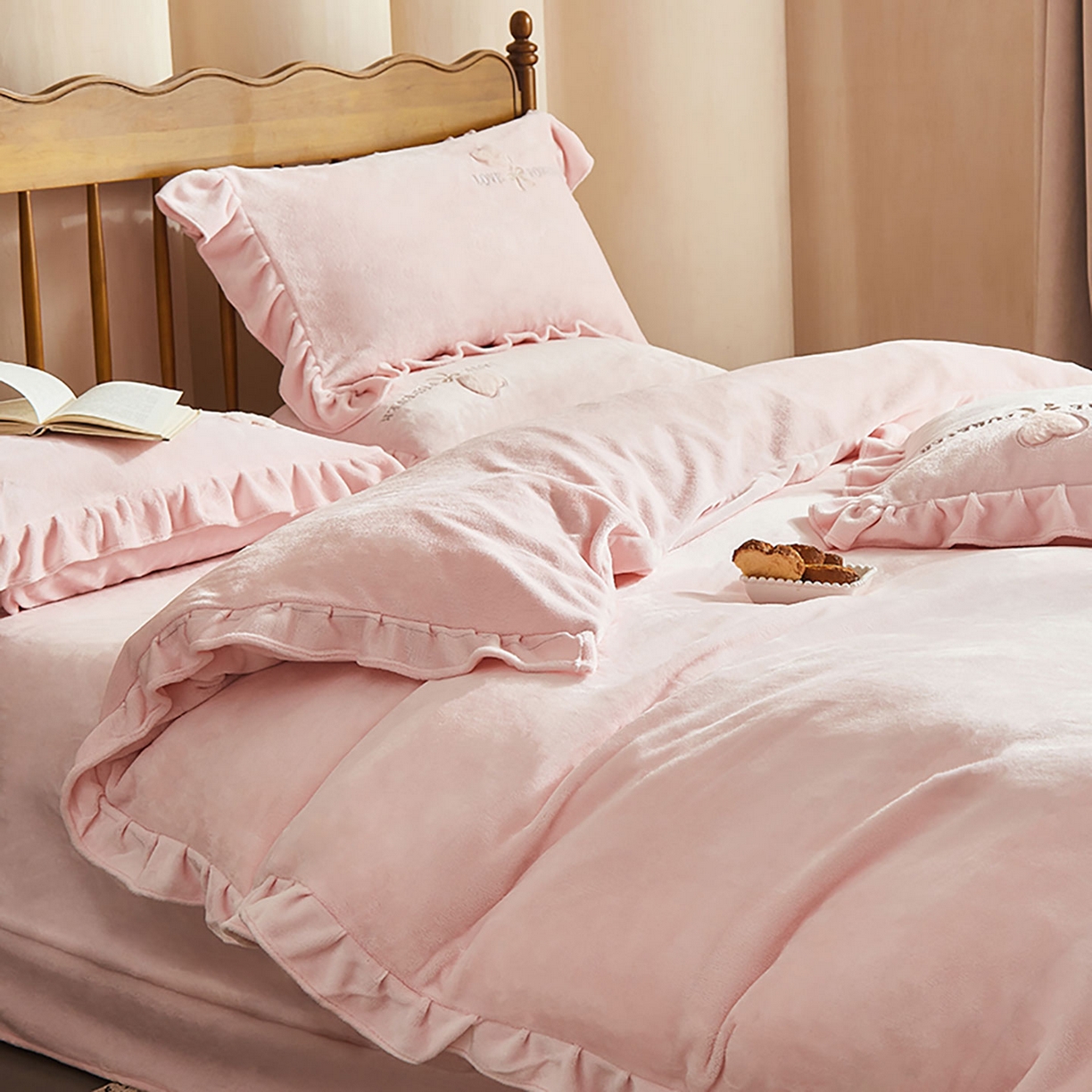 91家纺网 家纺一手货源 找家纺 卡初家居（原微来） 2025新款秋冬A类亲肤牛奶绒刺绣款四件套-暖阁系列（提供买家秀） 暖阁-轻奢粉