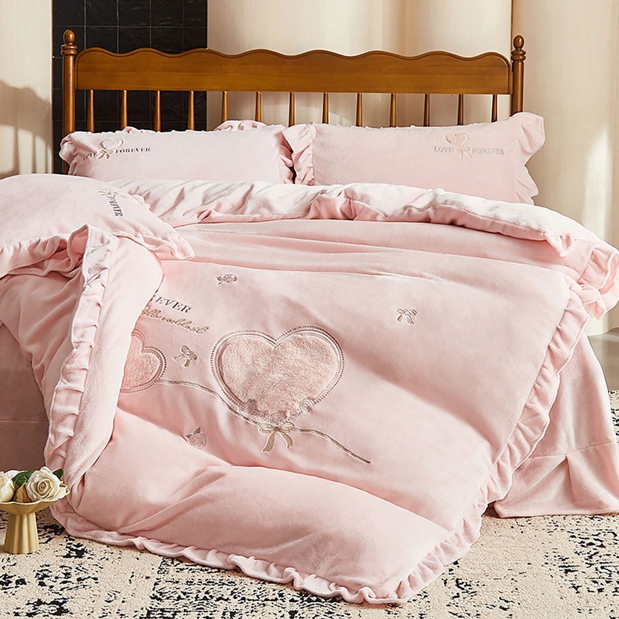 91家纺网 家纺一手货源 找家纺 卡初家居（原微来） 2025新款秋冬A类亲肤牛奶绒刺绣款四件套-暖阁系列（提供买家秀） 暖阁-轻奢粉