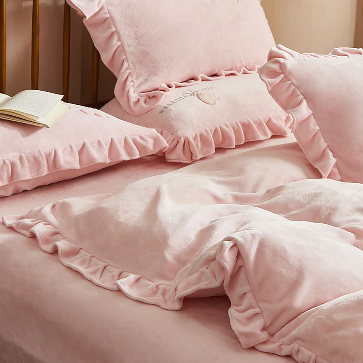 91家纺网 家纺一手货源 找家纺 卡初家居（原微来） 2025新款秋冬A类亲肤牛奶绒刺绣款四件套-暖阁系列（提供买家秀） 暖阁-轻奢粉