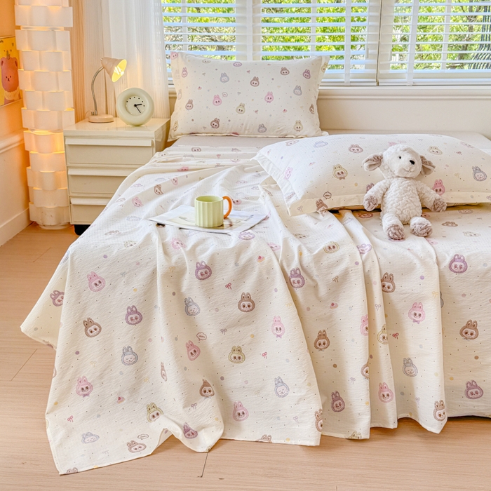 91家纺网 家纺一手货源 找家纺 一诺家居 2025新款A类云感双层纱针织棉印花母婴级裸睡床单三件套 量大可优惠 量大可送货 荔枝莓莓