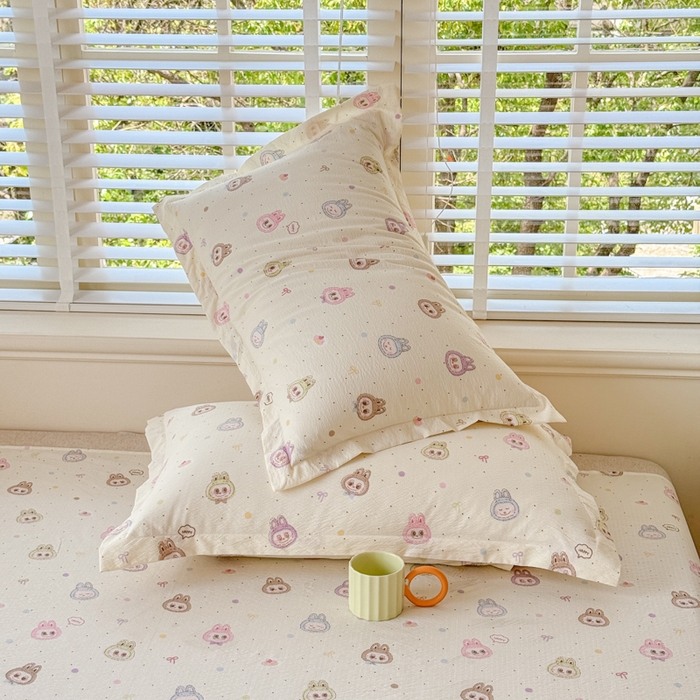 91家纺网 家纺一手货源 找家纺 一诺家居 2025新款A类云感双层纱针织棉印花母婴级裸睡床单三件套 量大可优惠 量大可送货 荔枝莓莓