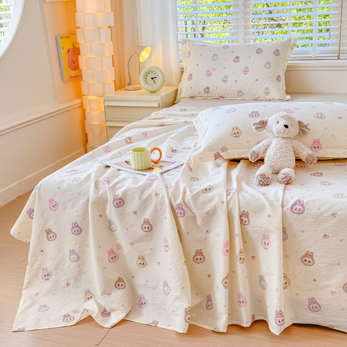 91家纺网 家纺一手货源 找家纺 一诺家居 2025新款A类云感双层纱针织棉印花母婴级裸睡床单三件套 量大可优惠 量大可送货 荔枝莓莓